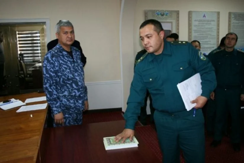 Özbəkistan polisi ictimaiyyət qarşısında rüşvət almayacağına dair Qurana and içib