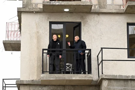 İlham Əliyev Ağdam şəhərində 2-ci yaşayış kompleksində aparılan tikinti işləri ilə tanış olub - YENİLƏNİB