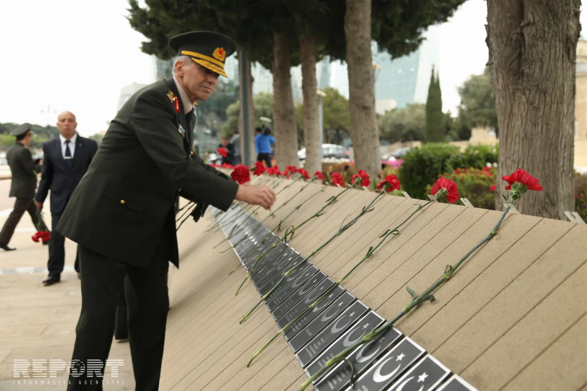 Türkiyə Jandarma Qüvvələrinin komandanı Fəxri xiyabanı və Şəhidlər xiyabanını ziyarət edib