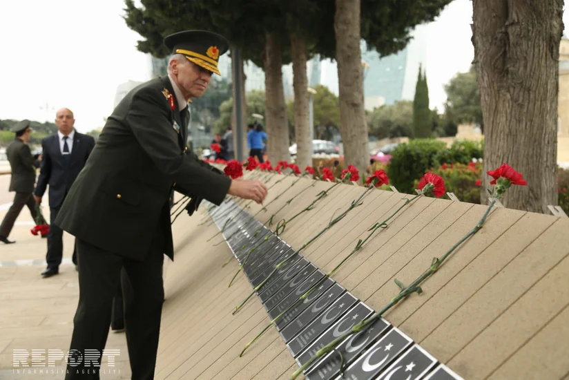 Türkiyə Jandarma Qüvvələrinin komandanı Fəxri xiyabanı və Şəhidlər xiyabanını ziyarət edib