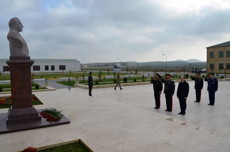 Uzbek defence minister visits military unit in Azerbaijan