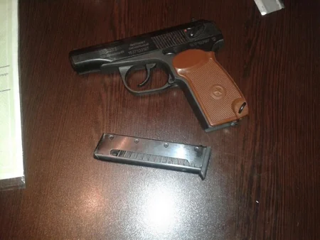 Gömrükçülər külli miqdarda siqaret və tapança aşkar edib