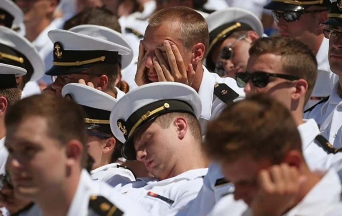 ​Речь вице-президента США усыпила выпускников Военно-морской академии - ФОТО