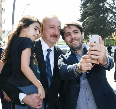 Prezident və birinci xanım “Sovetski”də vətəndaşların problemləri ilə tanış olublar - FOTO
