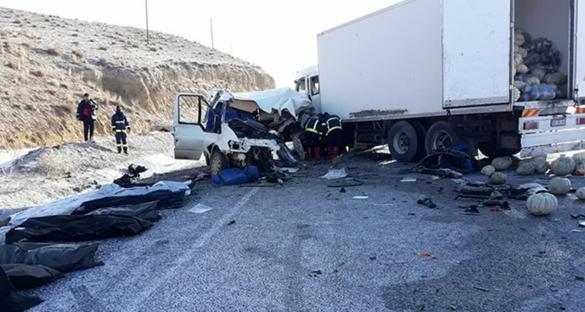 Minibus collides with a truck in Turkey: 8 killed