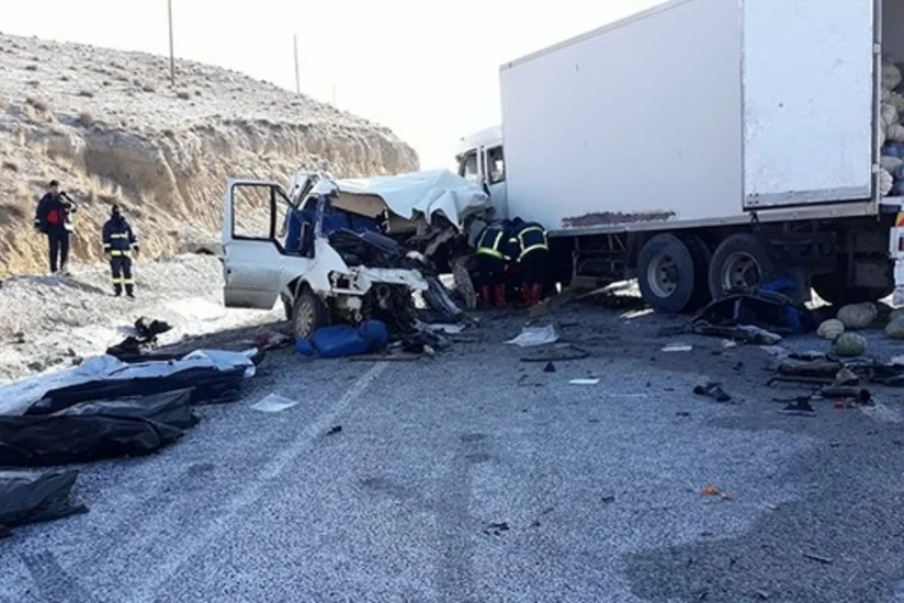 Türkiyədə mikroavtobusla yük maşını toqquşub, 8 nəfər ölüb, 2 nəfər yaralanıb
