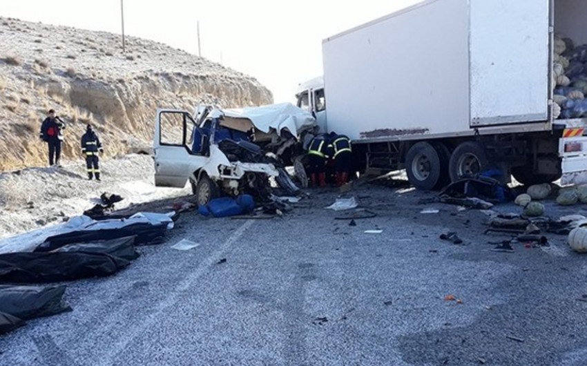 Türkiyədə mikroavtobusla yük maşını toqquşub, 8 nəfər ölüb, 2 nəfər yaralanıb
