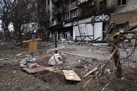 В Мариуполе жители хоронят своих родственников на улицах