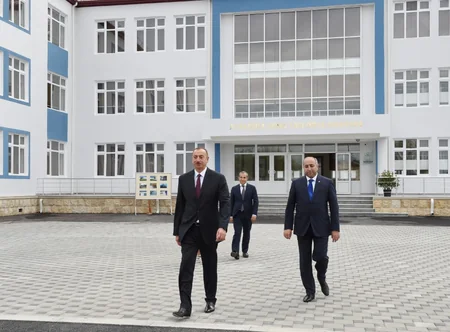 Azərbaycan Prezidenti Kürdəmirdə məktəb binasının açılışında iştirak edib