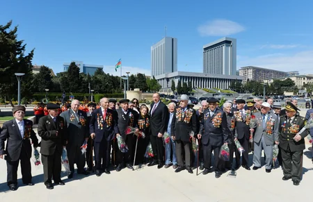 ​Prezident İlham Əliyev 9 May - Qələbə bayramı münasibətilə Bakıda keçirilən mərasimdə iştirak edib