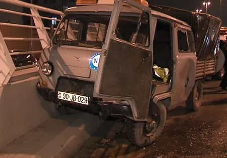 Bakıda Nəqliyyat Nazirliyinin iki maşını qəzaya düşüb, 3 fəhlə xəsarət alıb