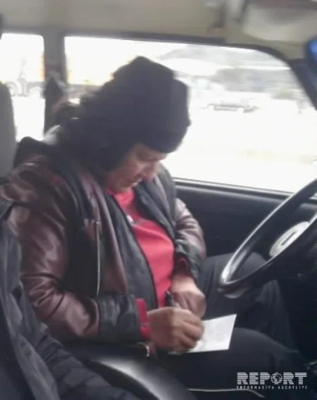 Qadın taksi sürücüsü: “Təhlükəsizlik kəməri ilə məni boğub, avtomobilimi əlimdən almaq istədilər”
