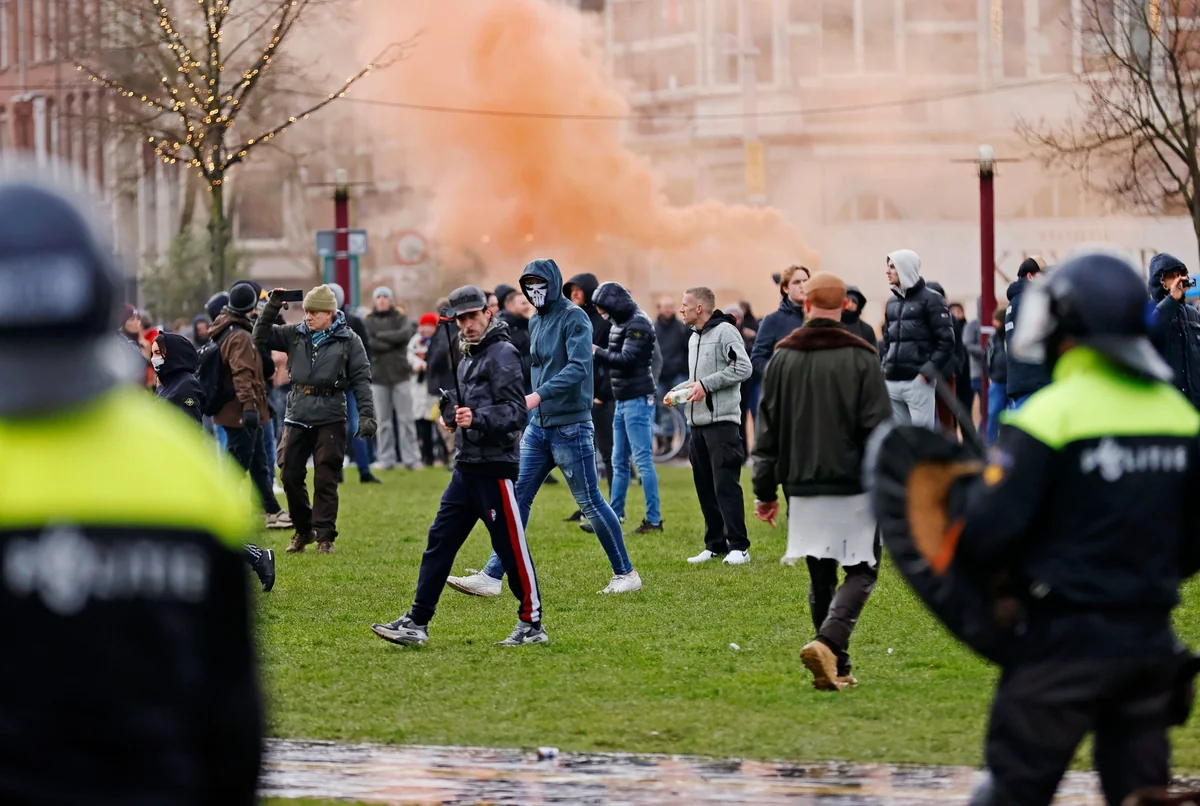 Более 100 человек задержали на акции протеста в Амстердаме