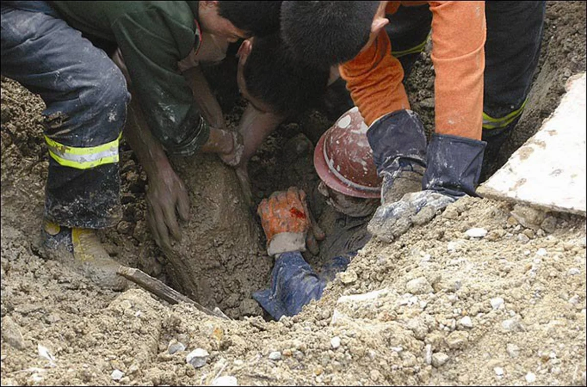 Biləsuvarda fəhlə torpaq uçqunu altında qalıb