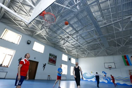 FIDE prezidenti Şəmkirdə basketbol oynayıb