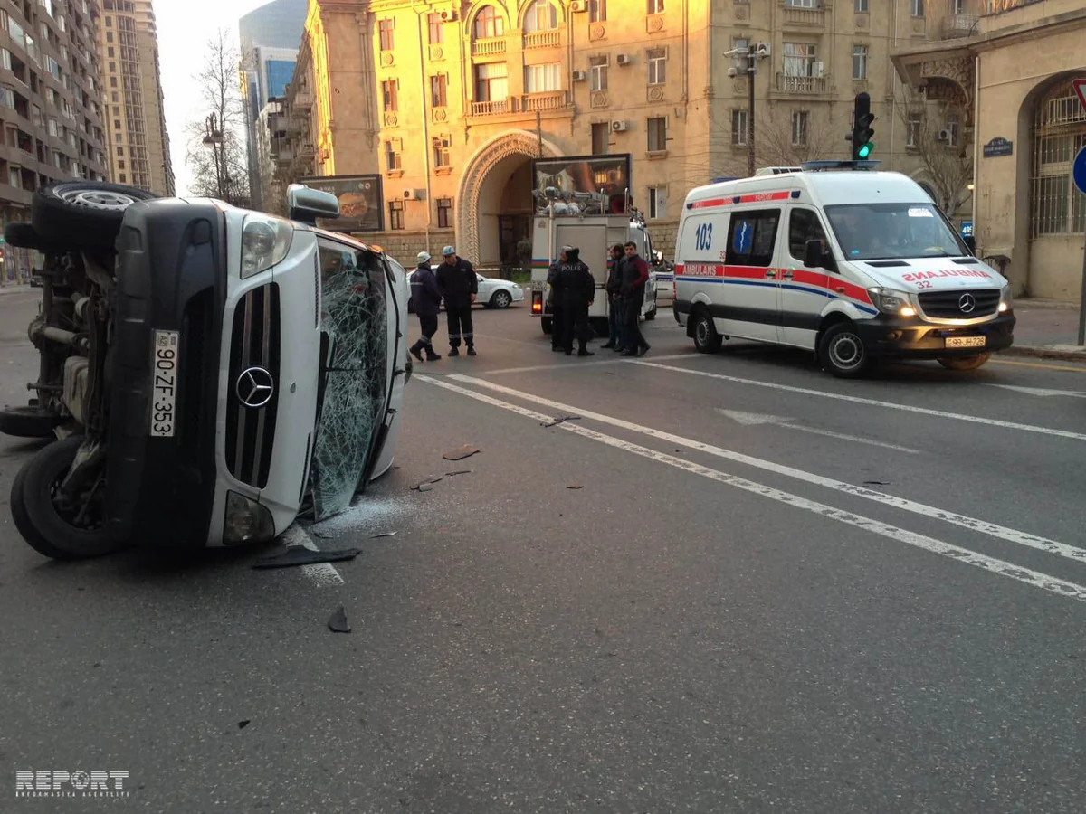 Bakıda sərnişin mikroavtobusu qəza nəticəsində aşıb, 3 nəfər xəsarət alıb - FOTO