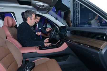 ONVOLT elektromobil satış-sərgi salonunu və SKYWELL ET5 modelini təqdim edib