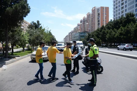 Könüllülər polisə dəstək oldu