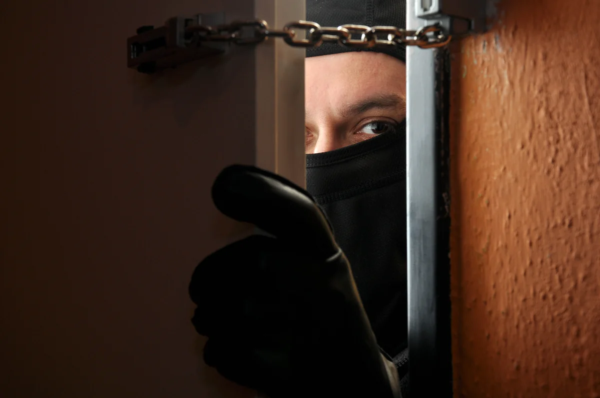 Bərdə rayonunda mənzildən pul oğurlanıb