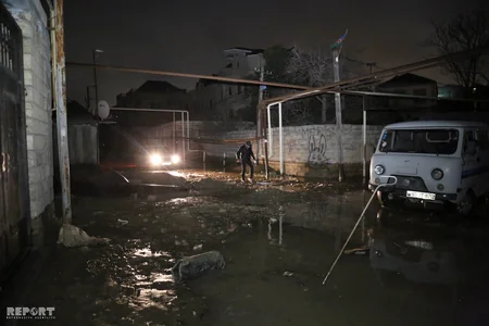 Bakıda borunun partlaması nəticəsində 30-a yaxın ev su altında qalıb, sakinlər təxliyyə ediliblər - VİDEO - YENİLƏNİB