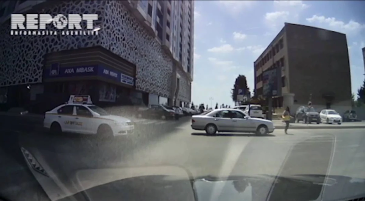 В Баку автомобиль сбил молодую женщину на пешеходном переходе - ВИДЕО