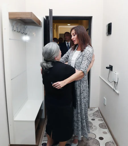 Birinci vitse-prezident məcburi köçkünlərlə görüşüb - VİDEO