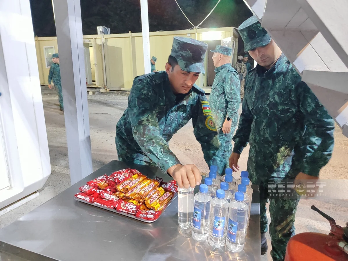 Сотрудники ГПС Азербайджана раздают воду армянам