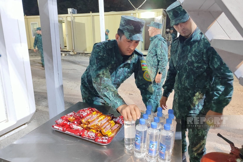 Сотрудники ГПС Азербайджана раздают воду армянам