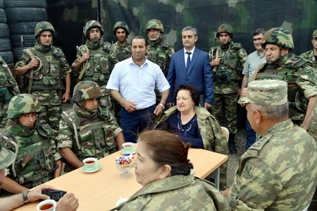Ombudsman cəbhə bölgəsində yerləşən hərbi hissələrdə əsgər və zabitlərlə görüşüb