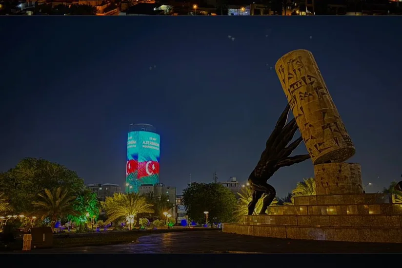 Bağdadın ən hündür binalarından biri Azərbaycan bayrağı ilə işıqlandırılıb