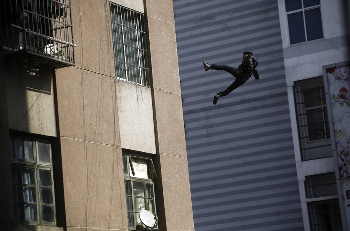 Bakıda gənc oğlan özünü binadan ataraq intihar edib