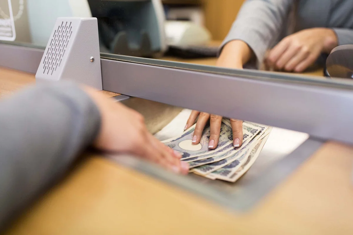 Azerbaijan sees 54% decline in money transfers from abroad