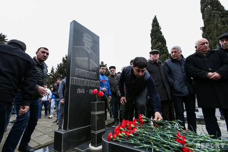 Futbol ictimaiyyəti “Neftçi”nin əfsanəvi futbolçusu Anatoli Banişevskinin məzarını ziyarət edib