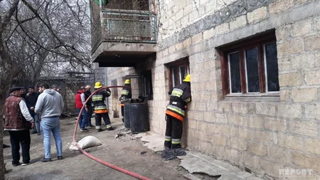 Tovuzda ikimərtəbəli yaşayış binasında yanğın olub
