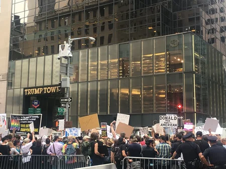 В центре Нью-Йорка сотни протестующих ожидают приезда Трампа