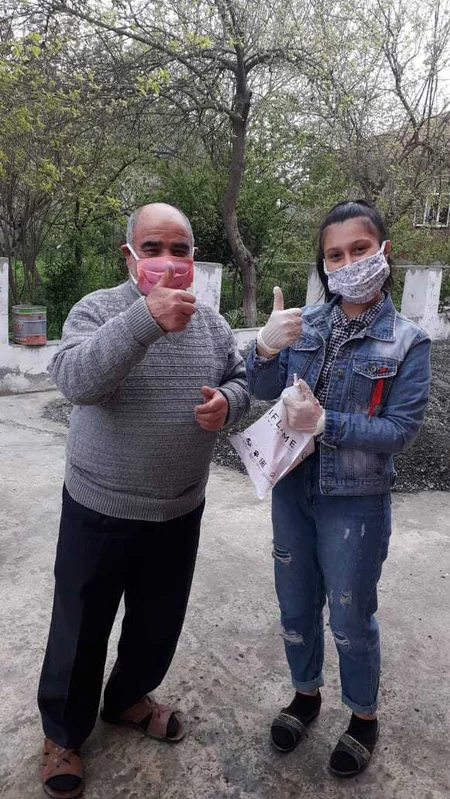 Kənd müəllimləri evdə maska tikərək pulsuz paylayır