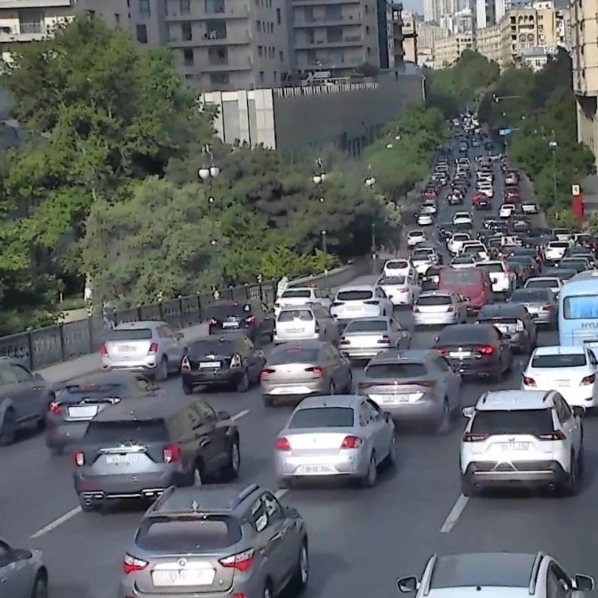 Bakının bir sıra yollarında nəqliyyatın sıxlığı yaranıb