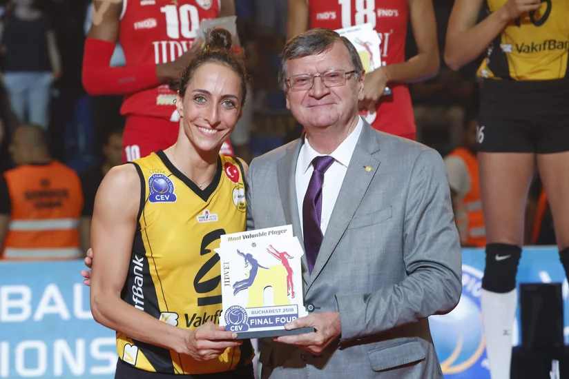 Türkiyənin tanınmış voleybolçularından olan Gözdə Kırdar karyerasını bitirib