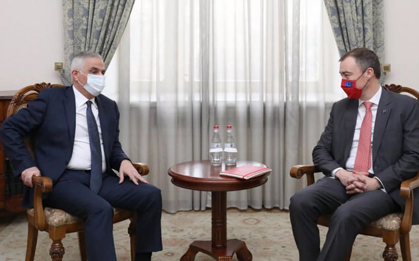 Aİ rəsmisi İrəvanda Azərbaycan-Ermənistan münasibətlərinin normallaşmasını müzakirə edib