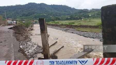 Astarada bir neçə kəndi birləşdirən yol çöküb, körpü dağılıb