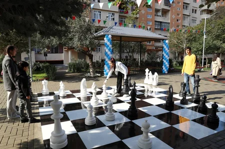 Bakıda Leyla Əliyevanın iştirakı ilə növbəti abadlaşdırılmış həyətin açılışı olub