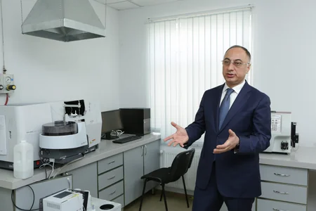 Qida Təhlükəsizliyi Agentliyinin sədri laboratoriyanın şəraiti ilə tanış olub
