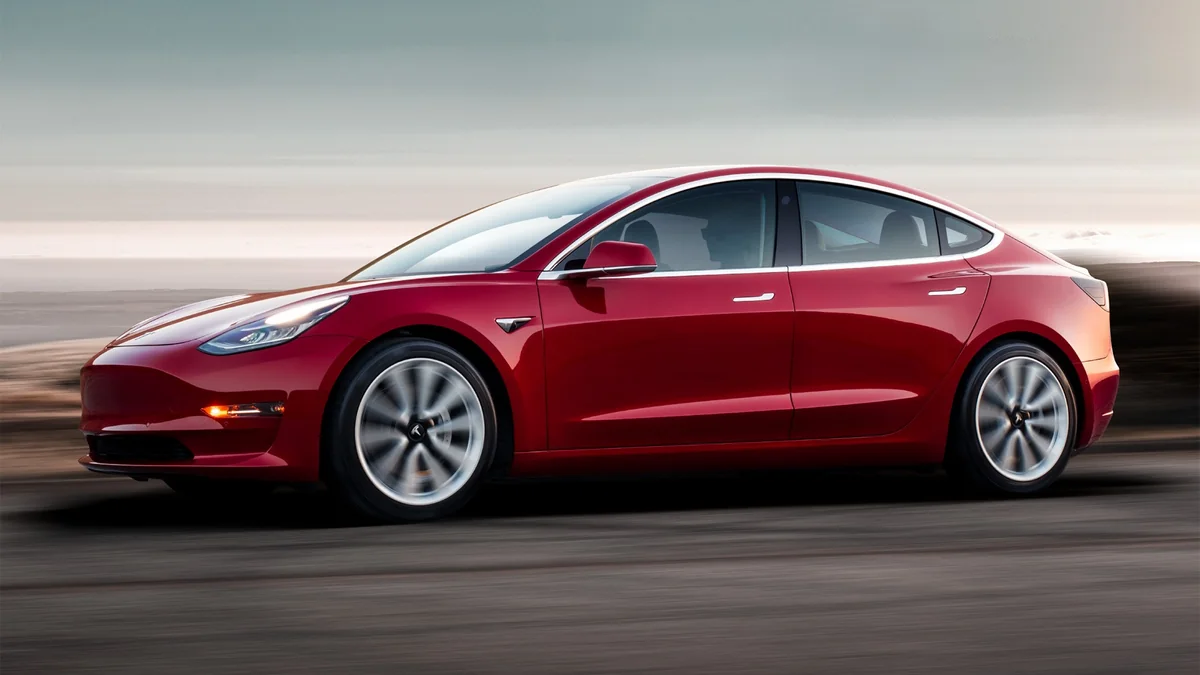 Tesla полностью переходит на онлайн-продажи электрокаров и снизит цену последней модели