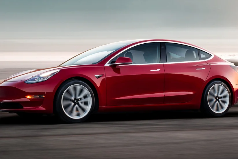 Tesla полностью переходит на онлайн-продажи электрокаров и снизит цену последней модели