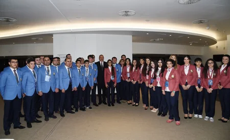 Prezident İlham Əliyev Bakı Şahmat Olimpiadasında mübarizə aparan Azərbaycan idmançıları ilə görüşüb