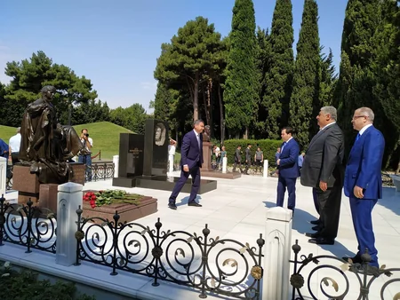 Gənclər və İdman Nazirliyinin əməkdaşları Fəxri Xiyabanı ziyarət edib
