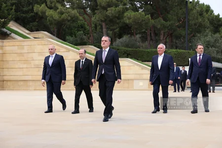 XİN-in rəhbər heyəti Fəxri və Şəhidlər xiyabanlarını ziyarət edib