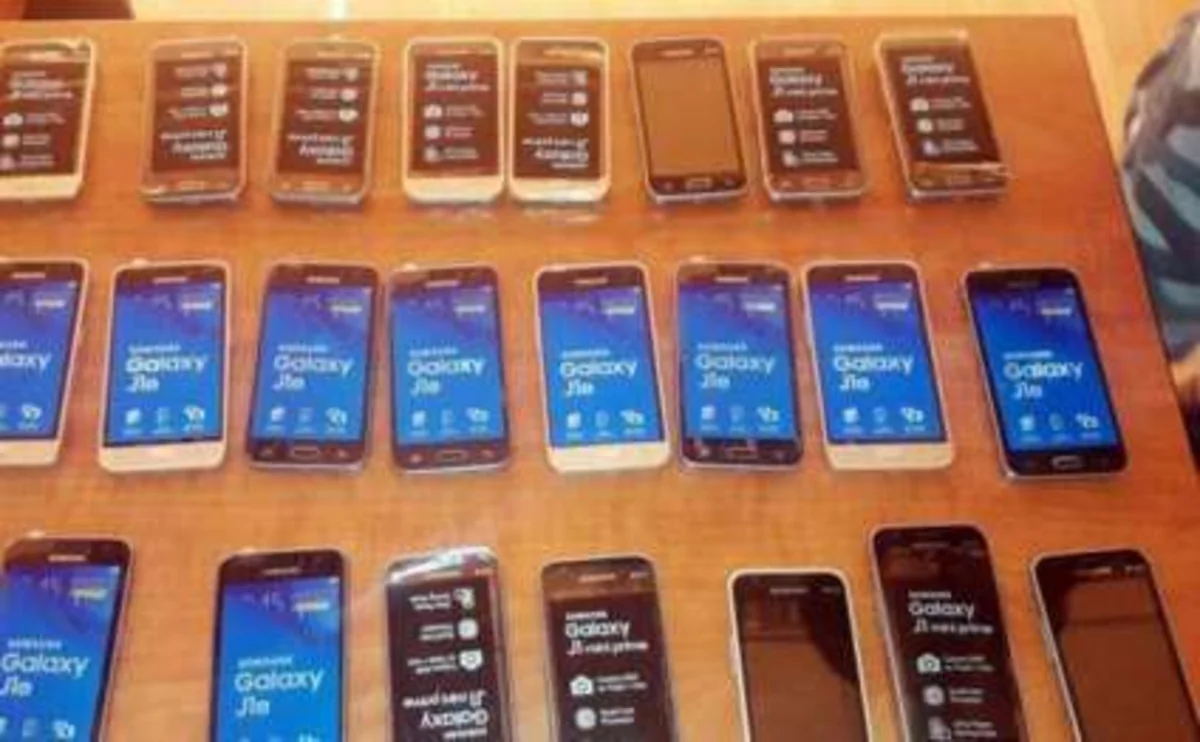 Azərbaycan gömrükçüləri avtomobilin salonunda gizlədilmiş mobil telefonlar aşkar edib