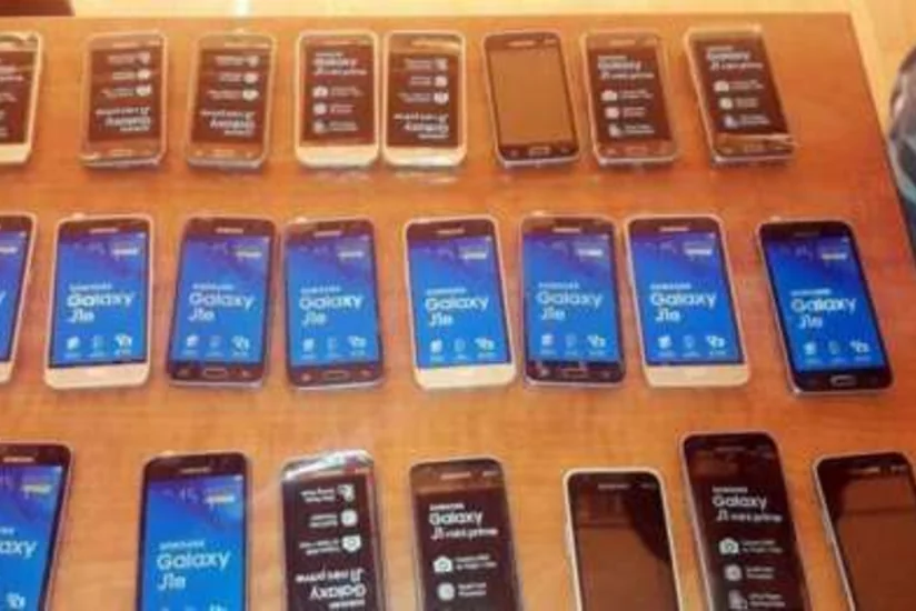 Azərbaycan gömrükçüləri avtomobilin salonunda gizlədilmiş mobil telefonlar aşkar edib