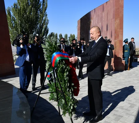 İlham Əliyev Bişkekdə “Ata-Beyit” Milli Tarixi-Memorial Kompleksini ziyarət edib - YENİLƏNİB